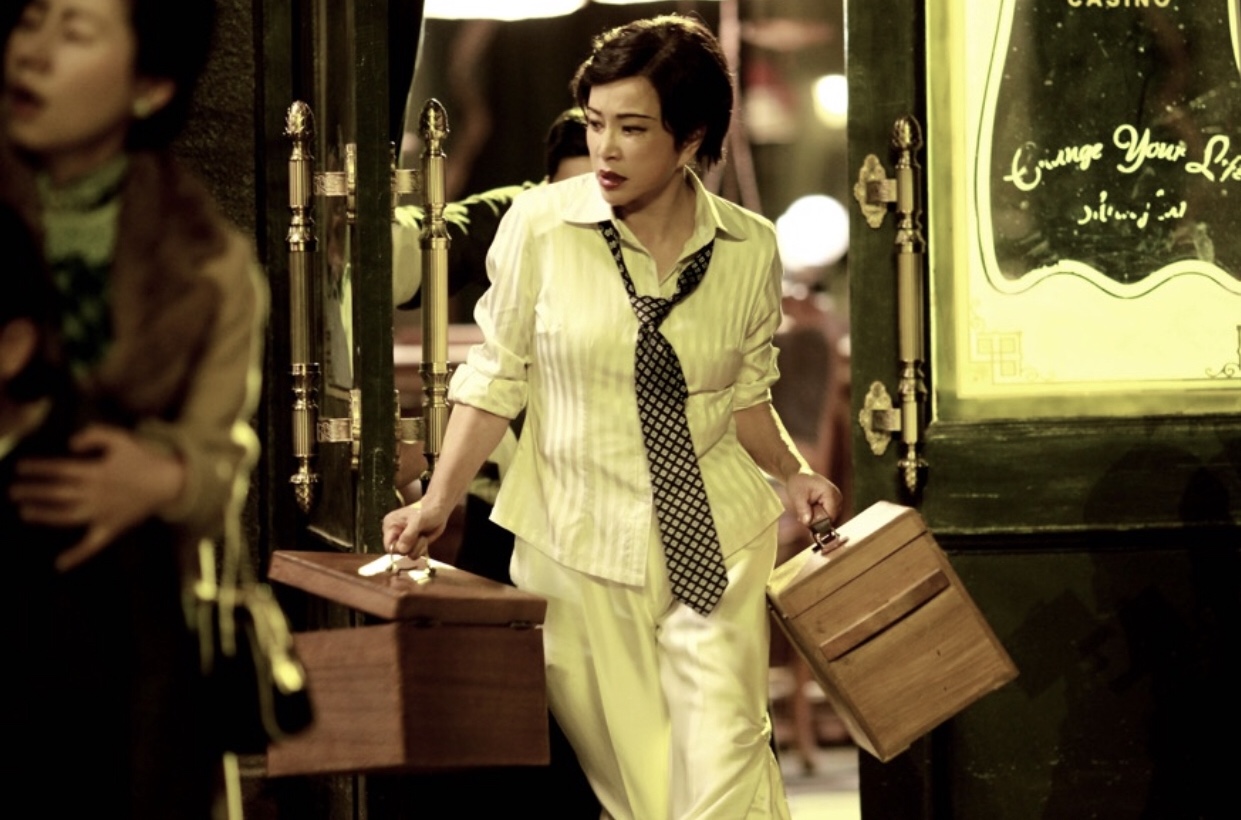 《八佰》:刀子冲桥前拜的遗像是谁?他的真实身份揭开了三个秘密