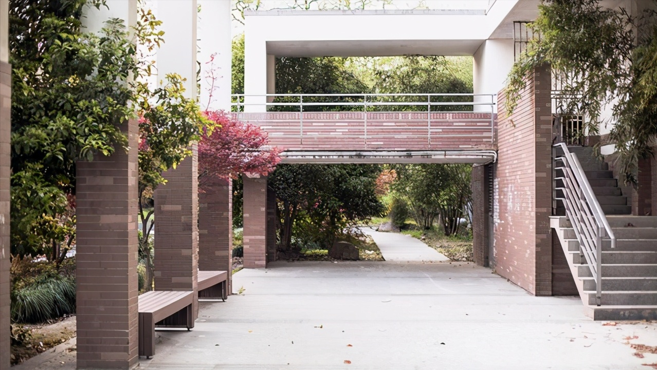 5大热门专业实力强的大学，在这些大学学专业，比铁饭碗还香