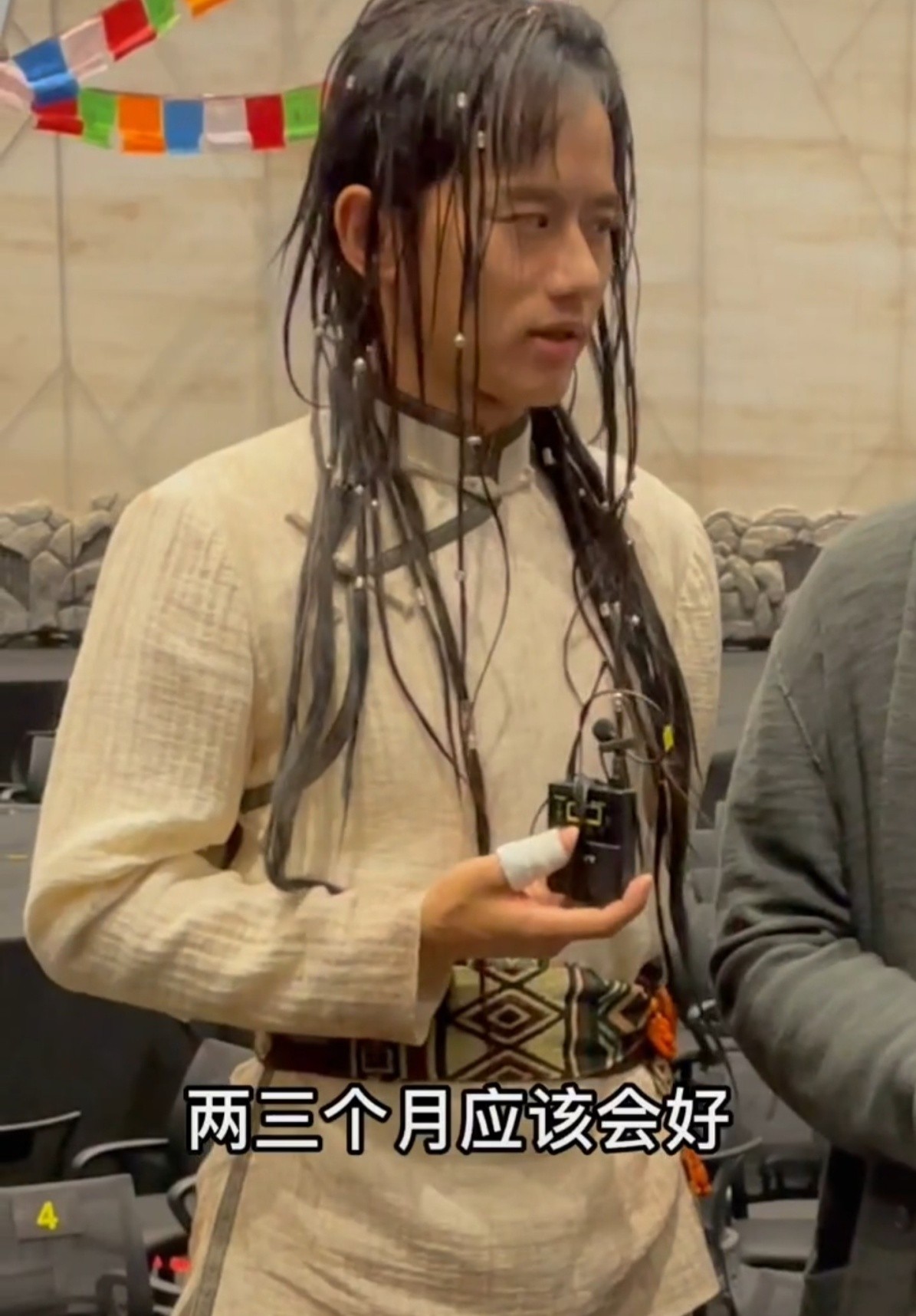 张杰自曝腰伤情况，现连鞠躬都做不到，得名导关照在后台躺着背词