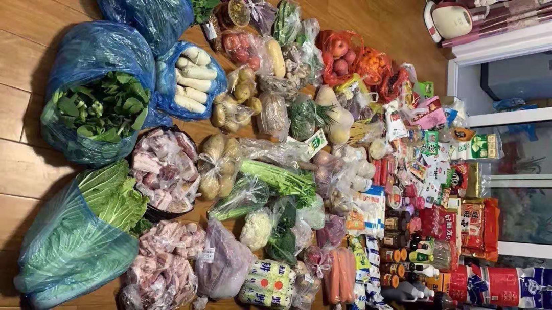 这些人囤购的生活物资太丰富了，一年都吃不完，网友：有点浪费