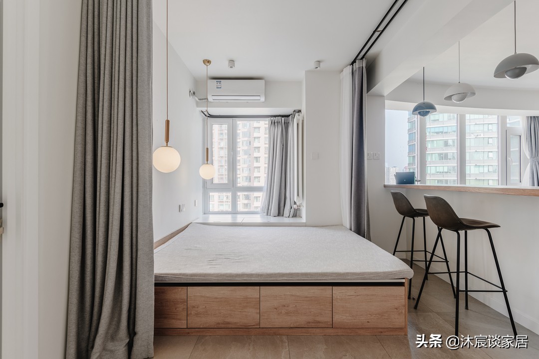 她家看着平淡，但简洁清爽，用窗帘隔出一间卧室，温馨且幸福
