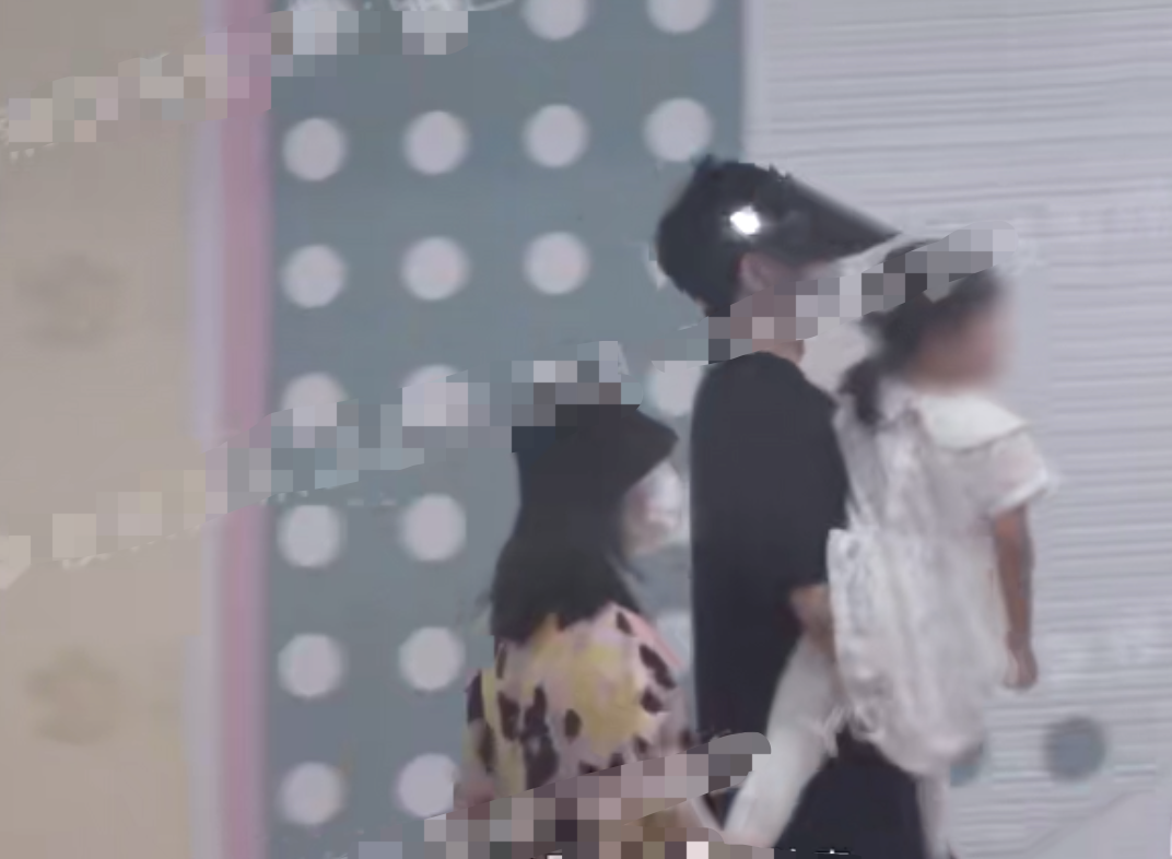 张杰谢娜带女儿现身商场，坐玩具车上手舞足蹈，十指紧扣恩爱尽显