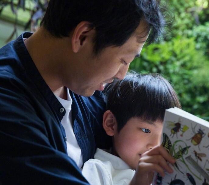 清华毕业生王昱珩，不上班在家中做自由职业，与女儿惬意生活