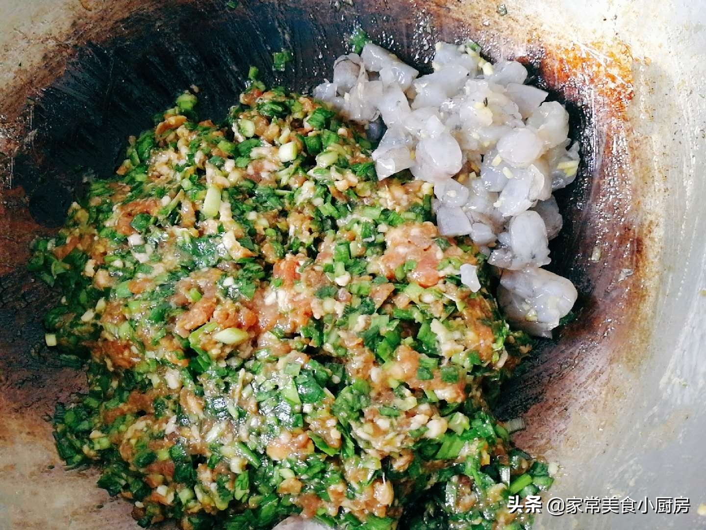 教你做韭菜虾仁三鲜馅饺子，这样调馅味道鲜美，满口汤汁