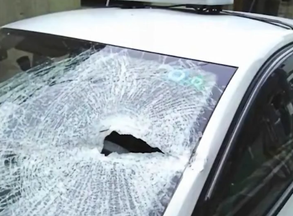 有的钣金被砸的坑坑洼洼,有的前挡风玻璃也被打碎了.