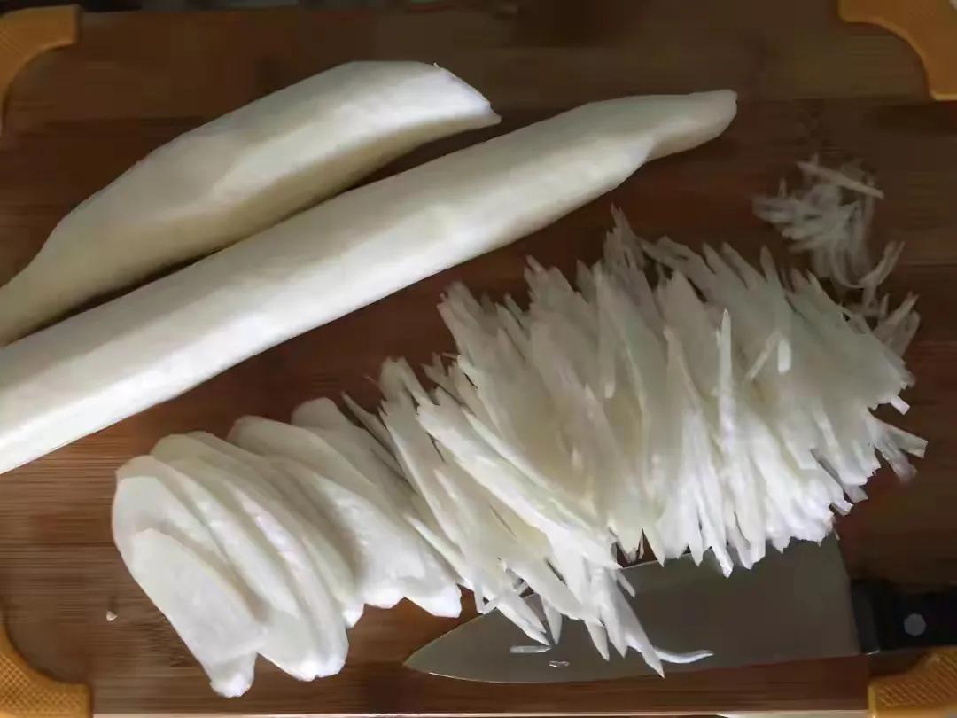 降温又下雨，用鸡蛋和萝卜给家人做一道菜，吃完热乎乎的，真舒服