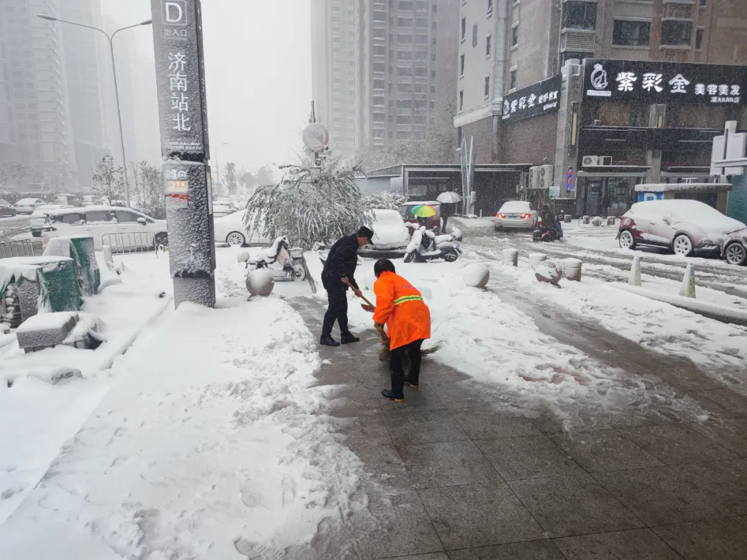 雨雪中的守护：济南公安化身成为风雪中的最美警色