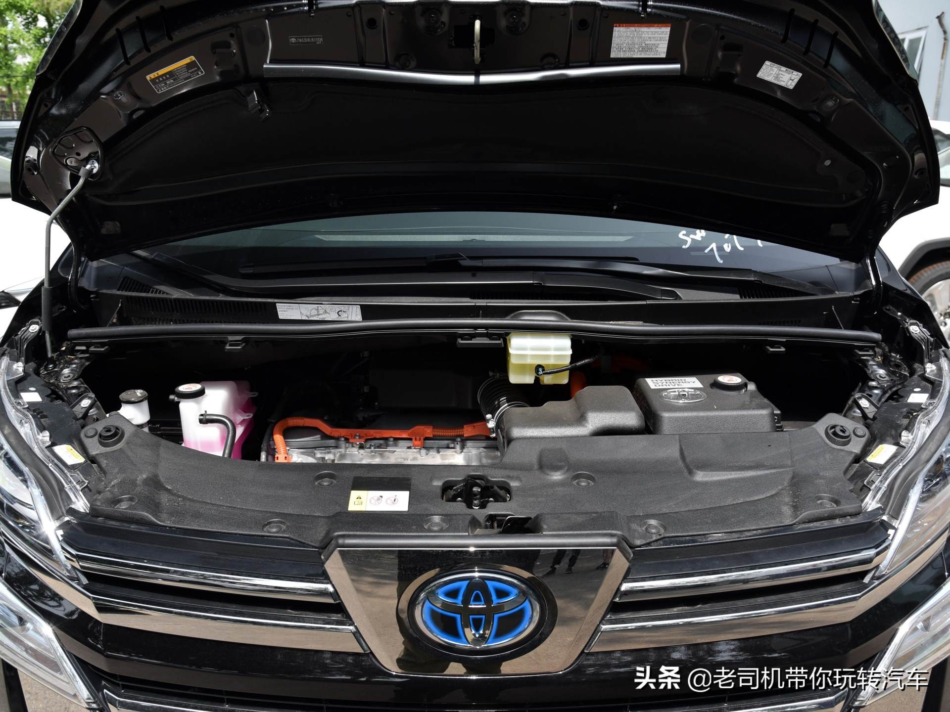 豪华还不加价，航空座椅MPV，7.1L油耗带四驱，带你看丰田威尔法