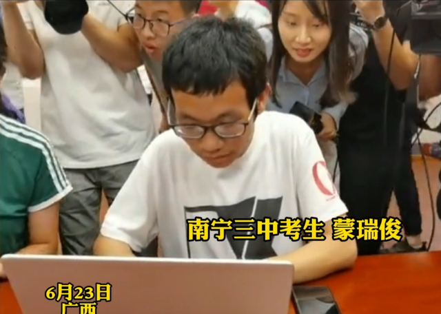 高考723分学霸查分，数学满分理综仅扣7分，淡定点头：比较满意