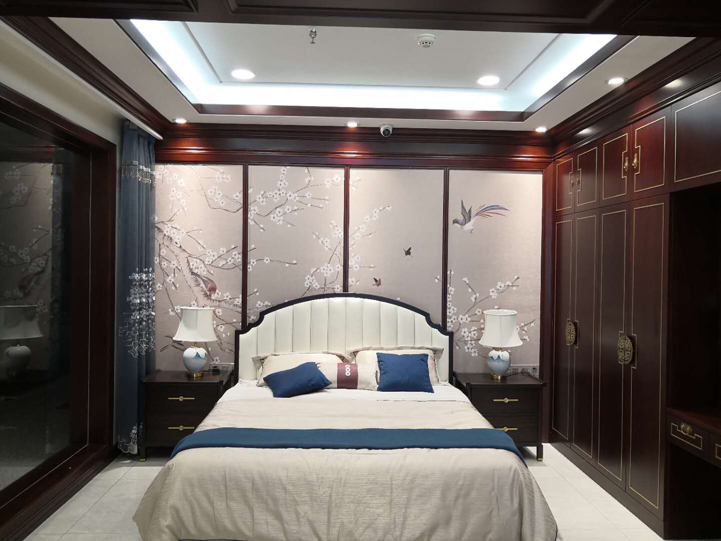装修实景案例：120㎡中式风格，卧室背景墙富有禅意端庄气息