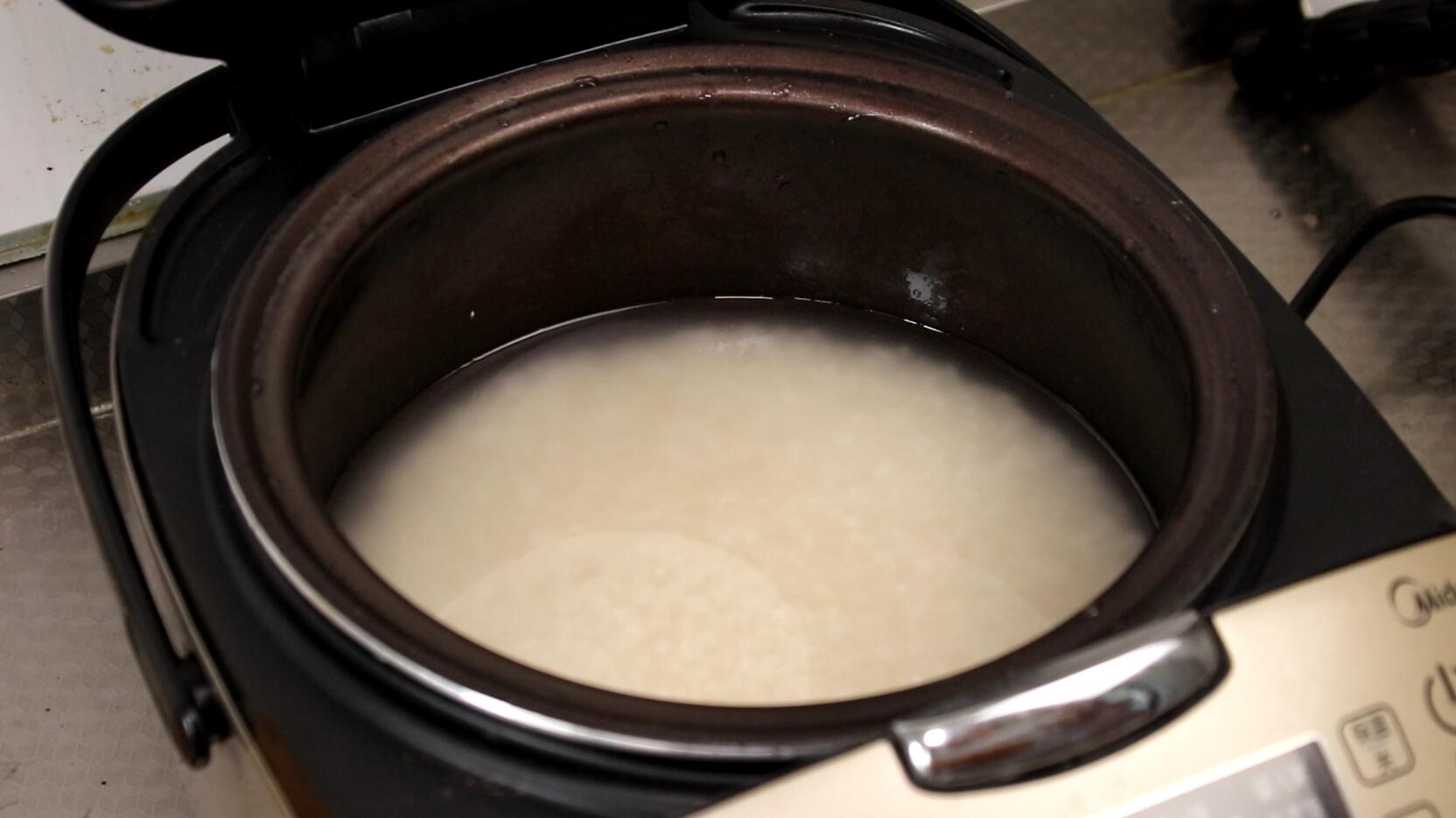 蒸米饭时，别只会傻傻的加水蒸！偷偷加一点它，米饭粒粒分明喷香
