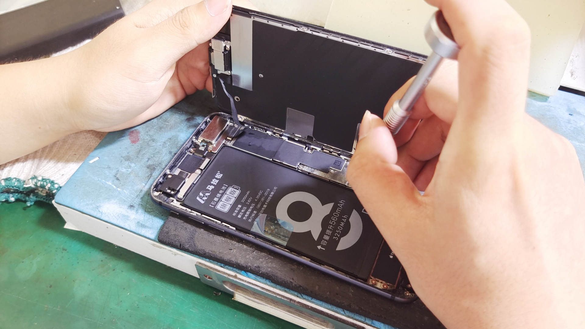 iPhone8Plus回收920，或者换个电池再用2年？到底怎么选最合适？