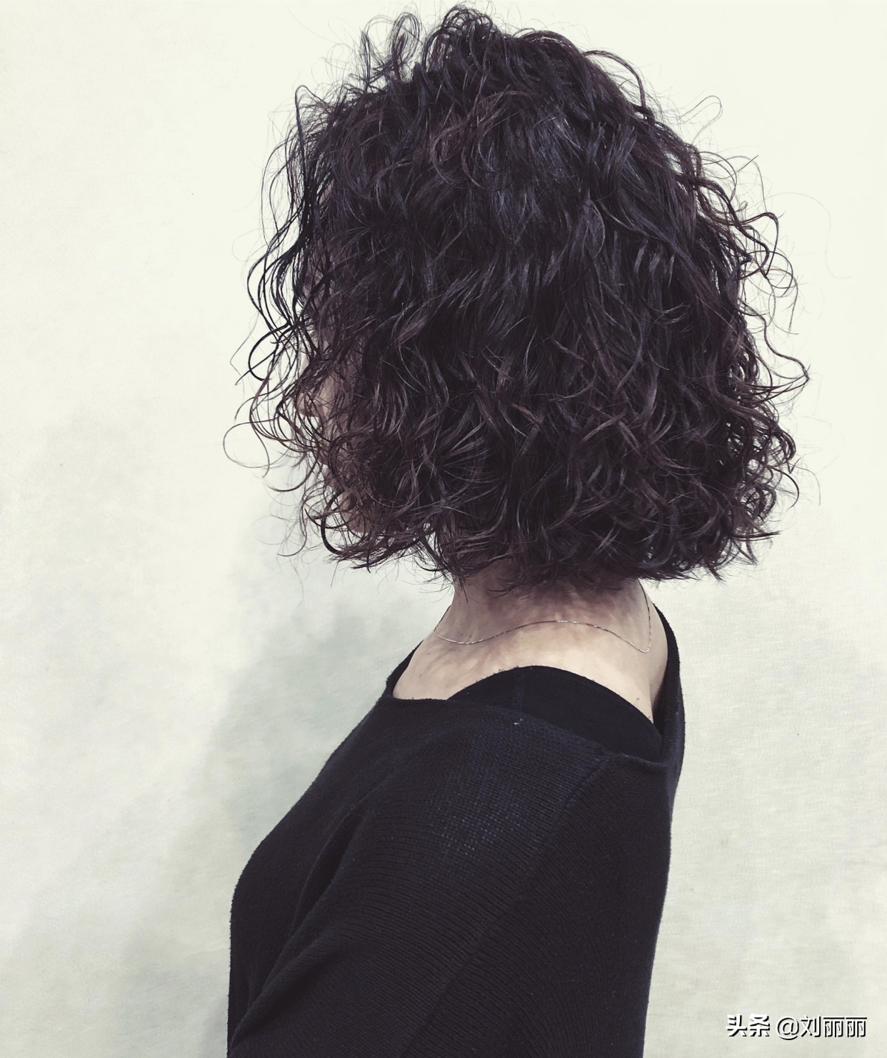 今冬流行烫满头发型20多款,时尚还保暖,烫完真洋气