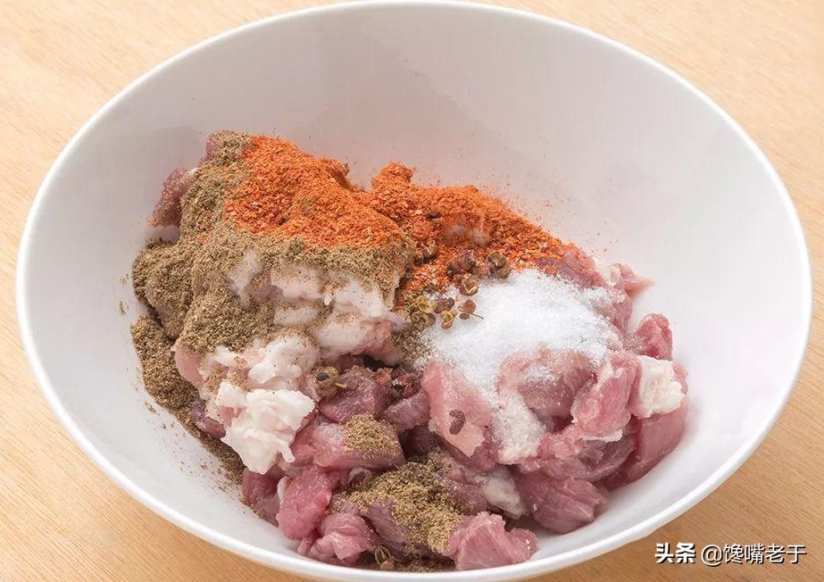 灌香肠时，记住这个加盐比例！灌出来的香肠鲜香好吃，还不发霉