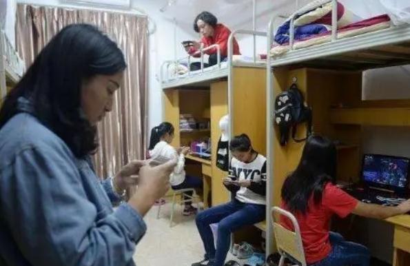 宿管老师查寝就像“开盲盒”，大学生们脑洞大开，让人意想不到