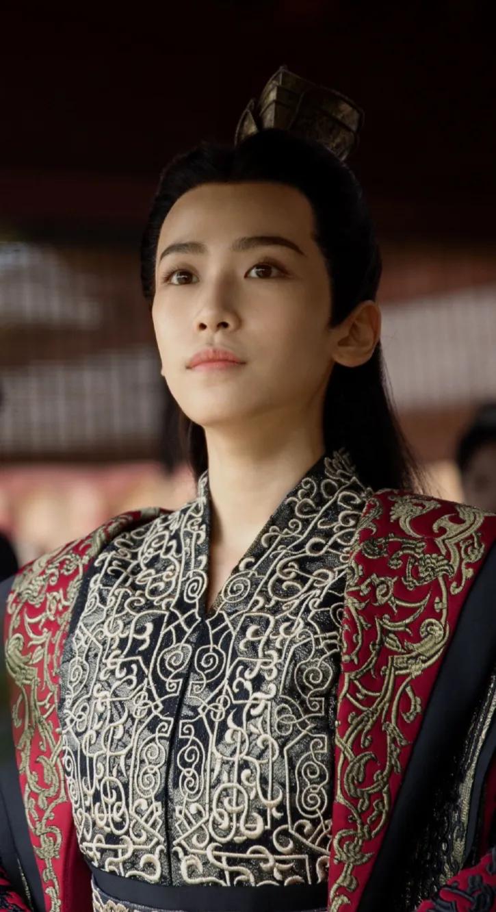 别以为贴个胡子就是女扮男装，这6位女星的男装太帅，真不糊弄人