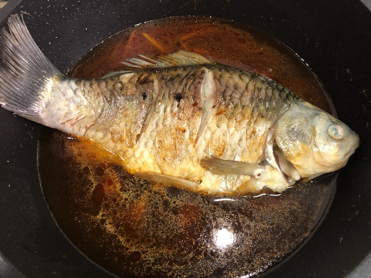 家常红烧鲫鱼,没有腥味,鲜美可口,大人小孩都爱吃