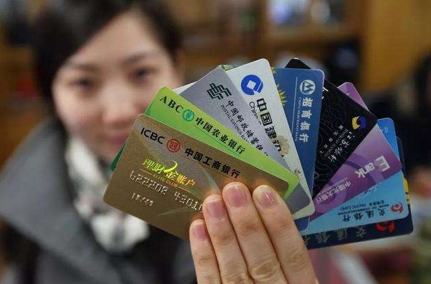 银行卡长期不用，没钱又不去注销，多年后会欠银行很多钱么？