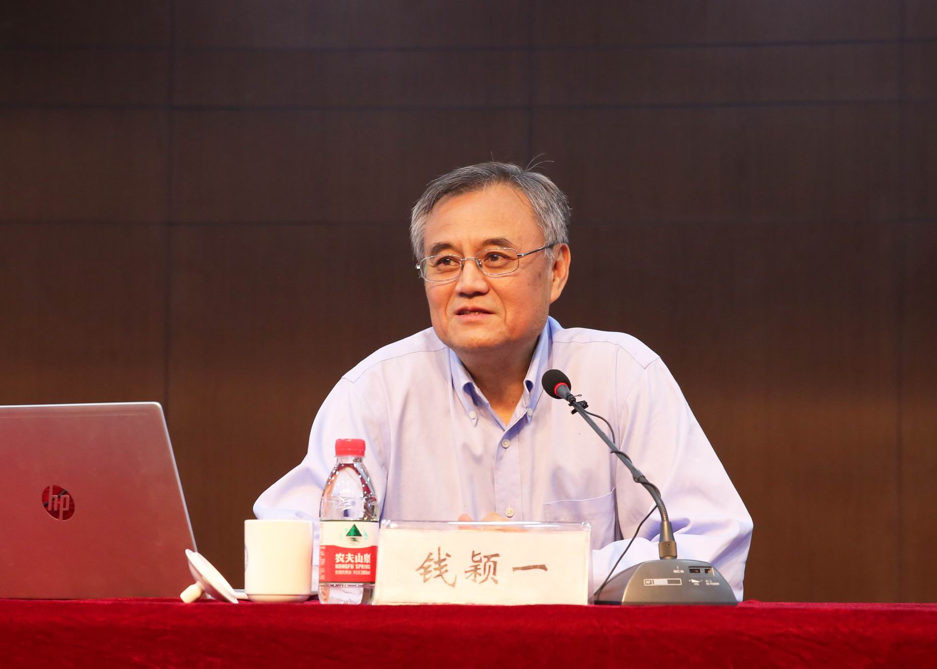 贫穷不是遮拦高贵的方式，一张清华大学的“偷拍照”，诠释了真相