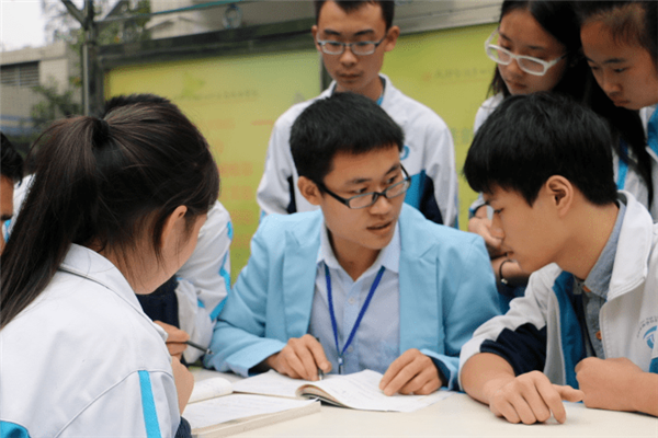 高考后才懂，普通班当鸡头和重点班当凤尾的差距，幸好当初选对了