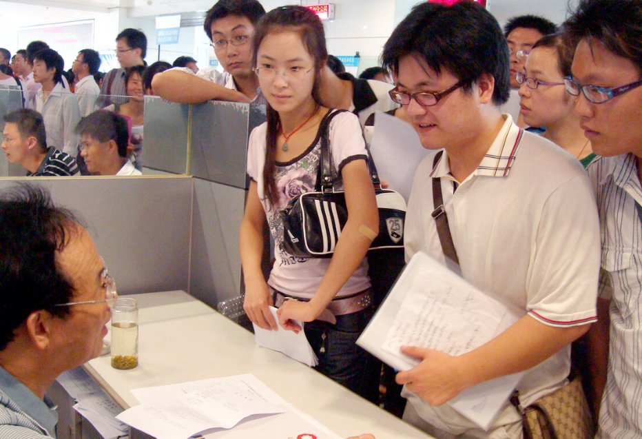 大学生逐渐“白菜化”，2200万岗位缺口没人填补，工资养不起家