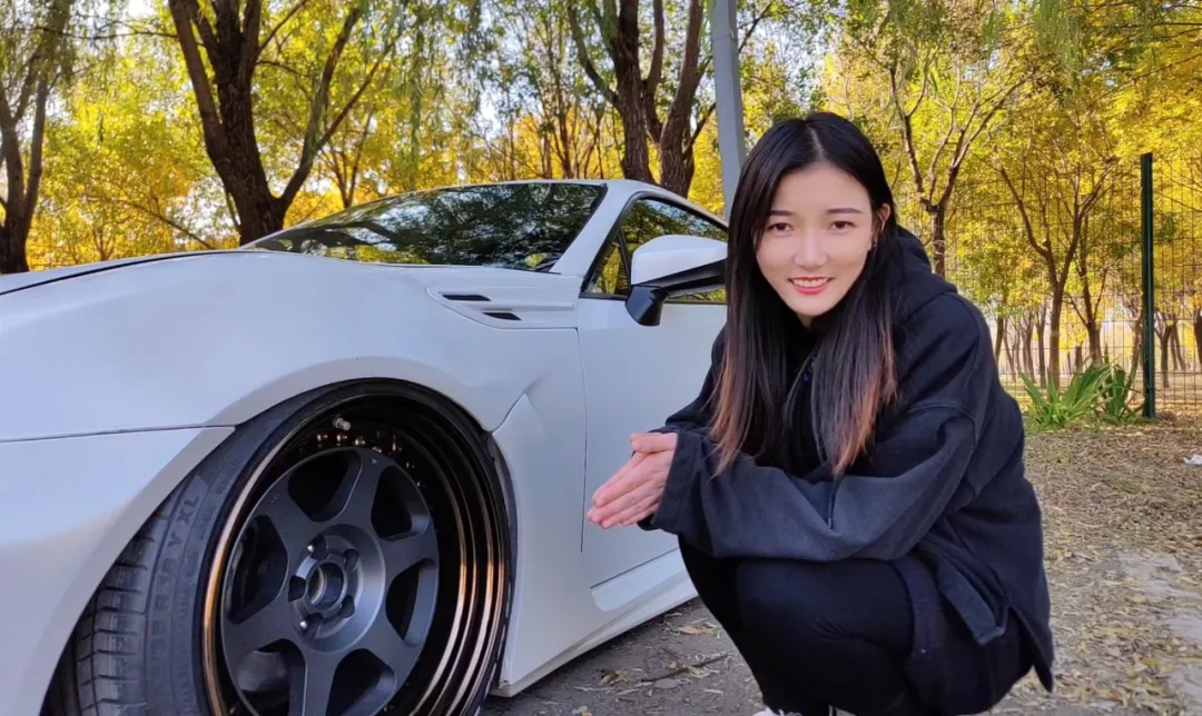 女：什么破车？男：丰田86 yyds！体验它为什么是男生的快乐源泉？