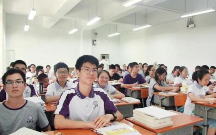 “高考700分和现金700万，你会选哪个？”00后大学生答案出奇一致