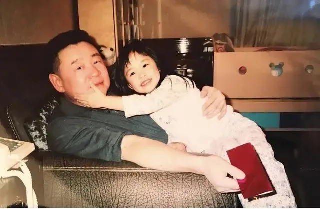 几十万名牌包,上亿帝王绿翡翠,明星烧钱“富养”女儿大PK