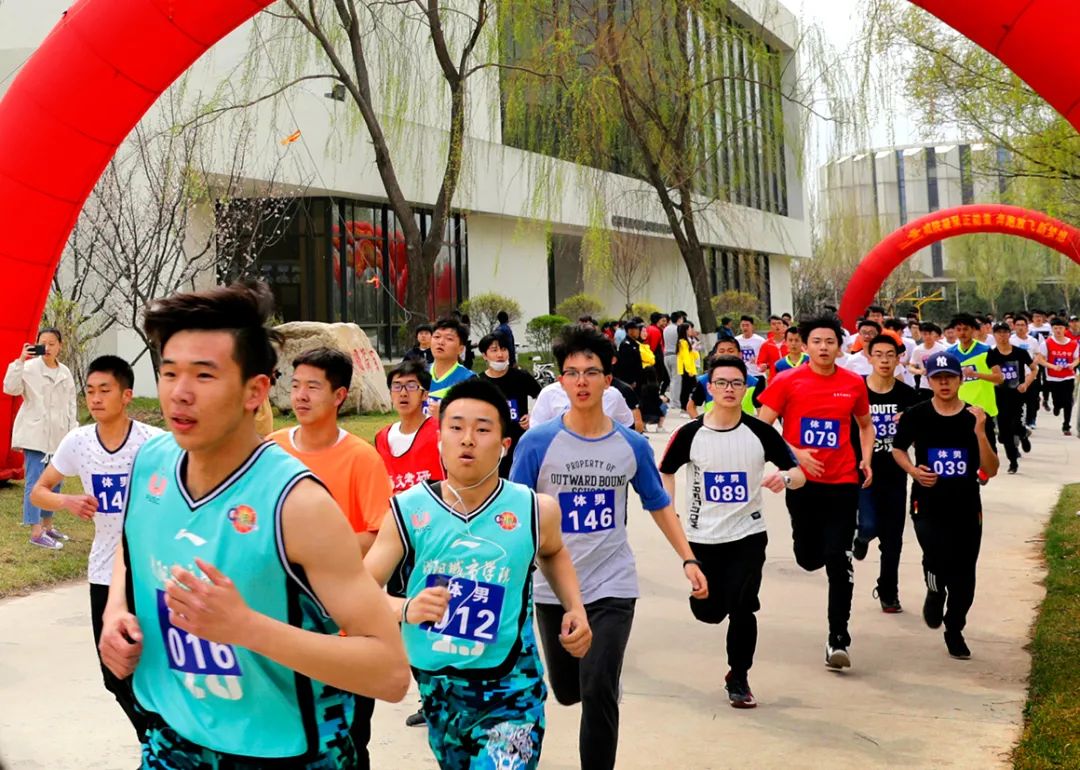 西北师范大学搞“毛线课”，众多学生纷纷报名，学生：没啥事玩呗