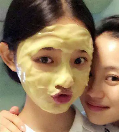 23岁林允现在太成熟了！镜头怼脸很自信，最吸睛的还是“蛋白肌”