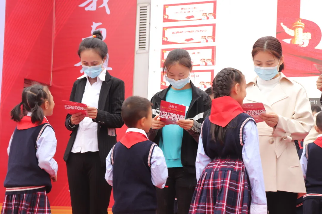 成都市各学校开展“少年先锋队建队日”系列活动