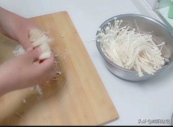 清炒金针菇的做法（教你做出咸香味美的清炒金针菇）