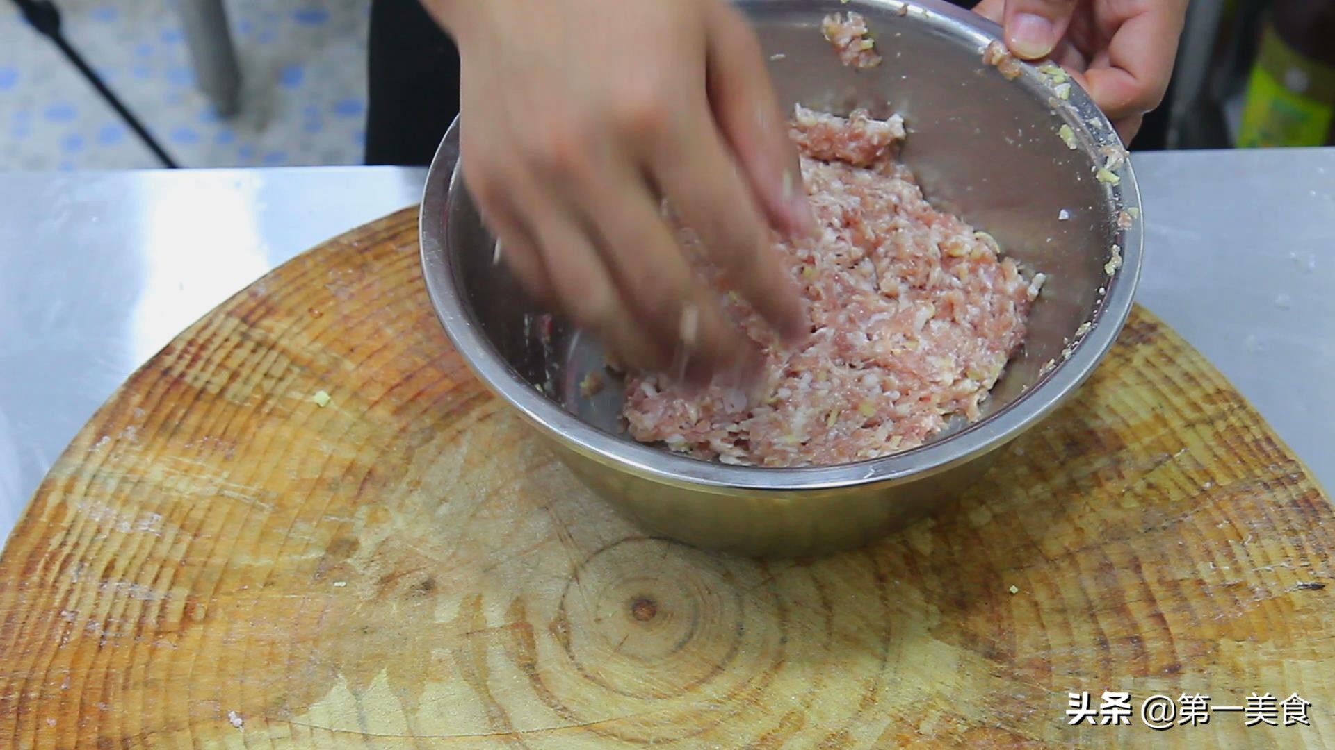 厨师长教你肉丸子汤的家常做法，丸子筋道，汤鲜味美，简单易做