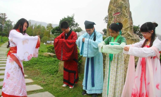 为啥“贵族学校”女生穿裙子，普通学校却是裤子？3点差距很现实