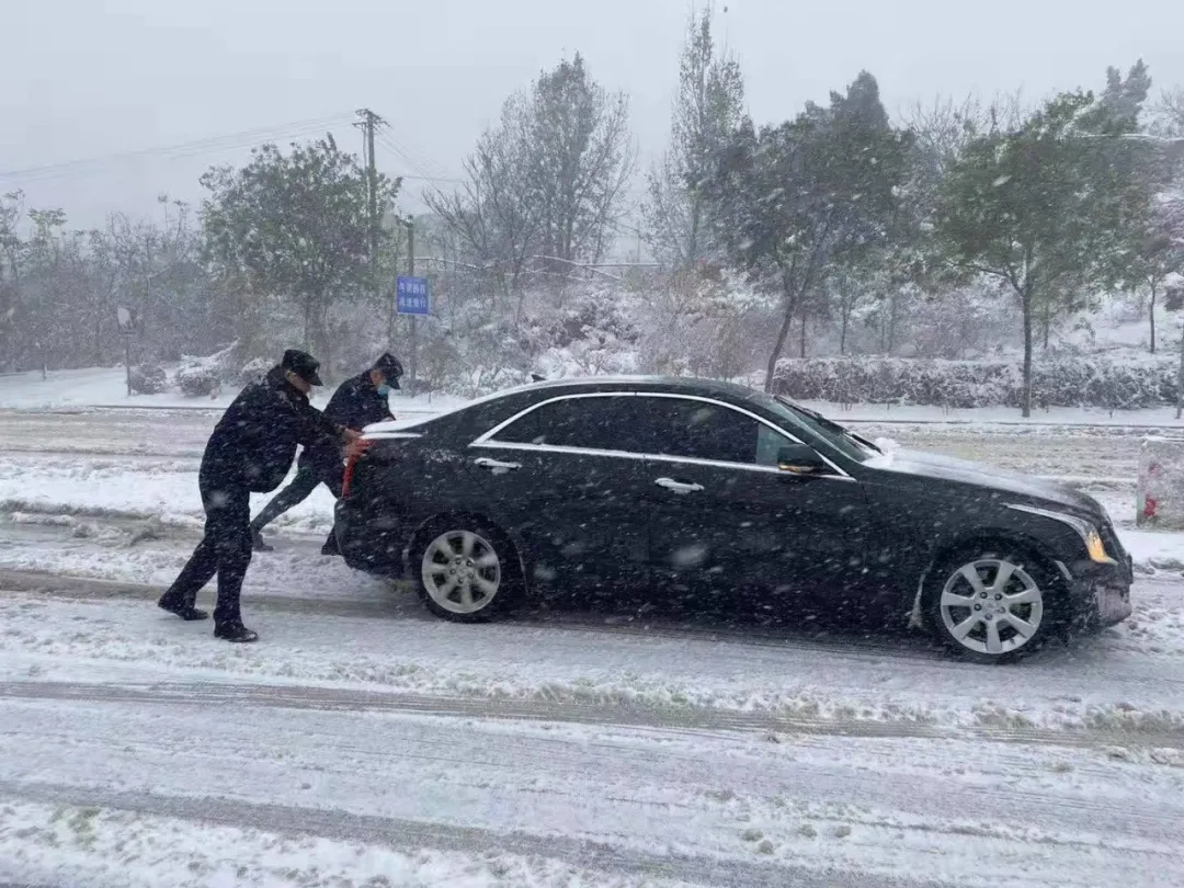 雨雪中的守护：济南公安化身成为风雪中的最美警色