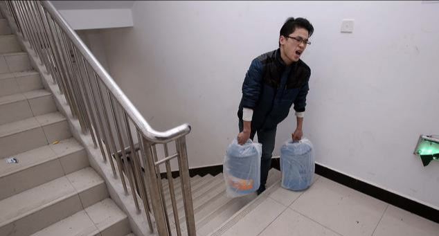 受够连廊房带来的痛苦，一家人坚持选楼梯房，入住后感觉真舒适