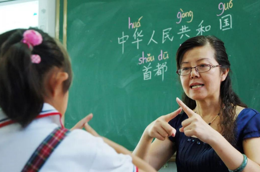 “有请倒数第一的家长发言”家长事先不知情，3句话怼的老师脸红