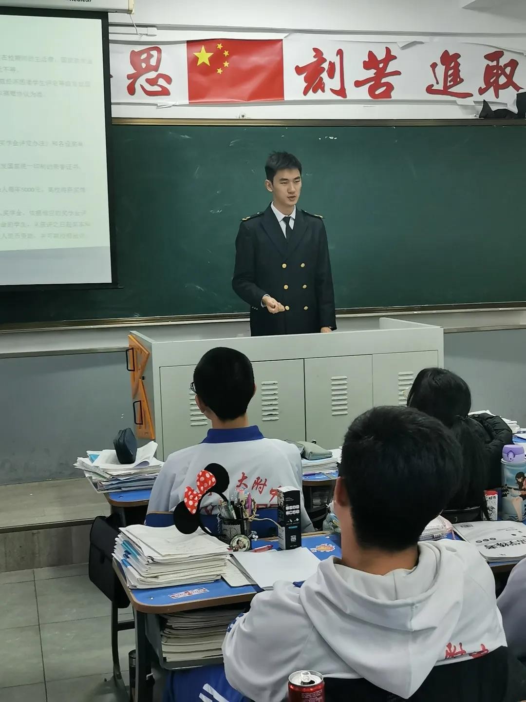 3年专业第一，45门课近“满分”！东北“男神”4次破格保研，颜值超高！