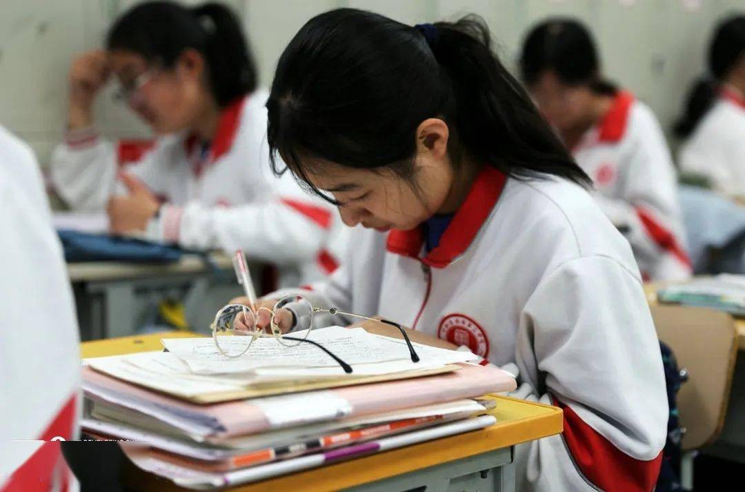 打乱成绩单后，从倒数第一开始，一步步逆袭成学霸！
