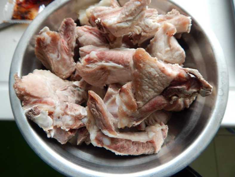 排骨汤怎么炖最好喝？记住4个小细节，汤鲜肉嫩，清爽不油腻