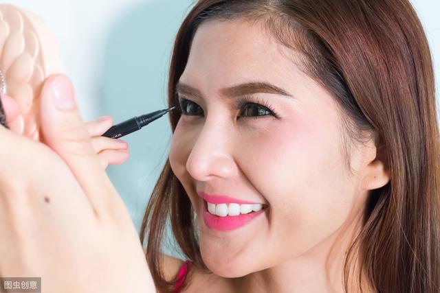 眼线笔和眼线液哪个更好用，选择适合自己最重要