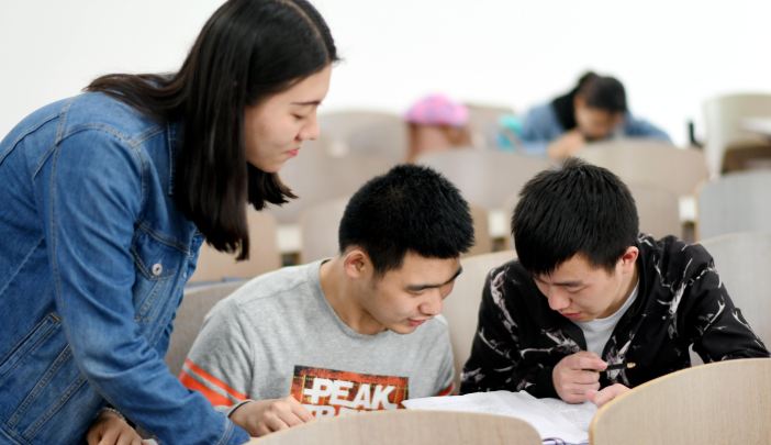 高校男生凌晨玩电脑不熄灯，室友关灯反被怼，自私行为惹众怒