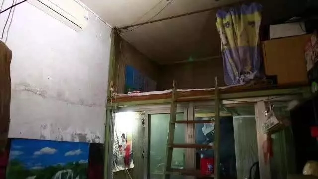 北京胡同18m²老房，24小时开灯生活，父亲睡在女儿女婿上铺