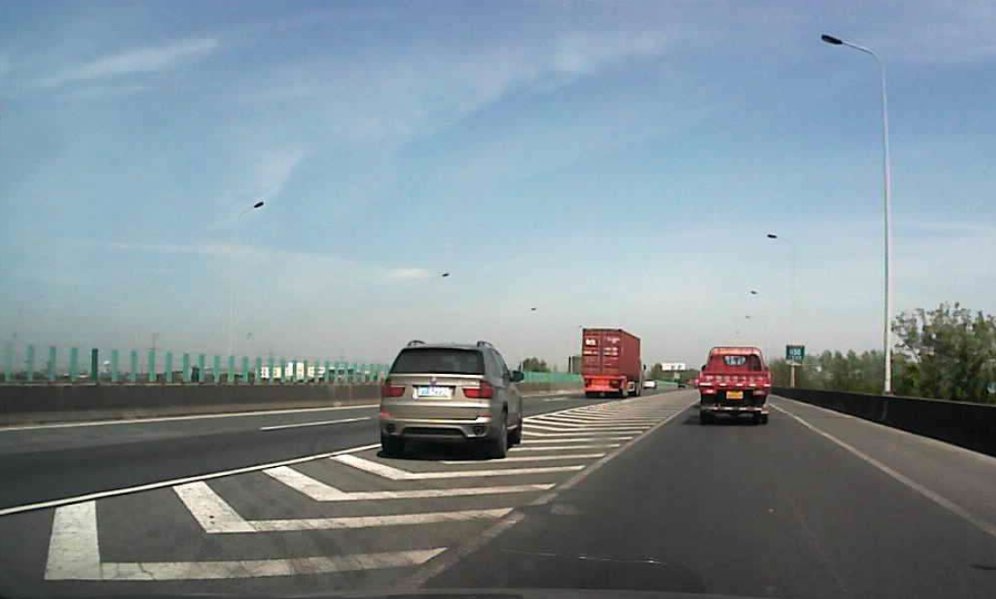 高速开车要注意这几点,才能保证驾驶安全,新手须知!