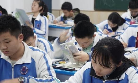 中小学改用“新课桌”，学生上课睡觉或成难题，家长终于能放心了