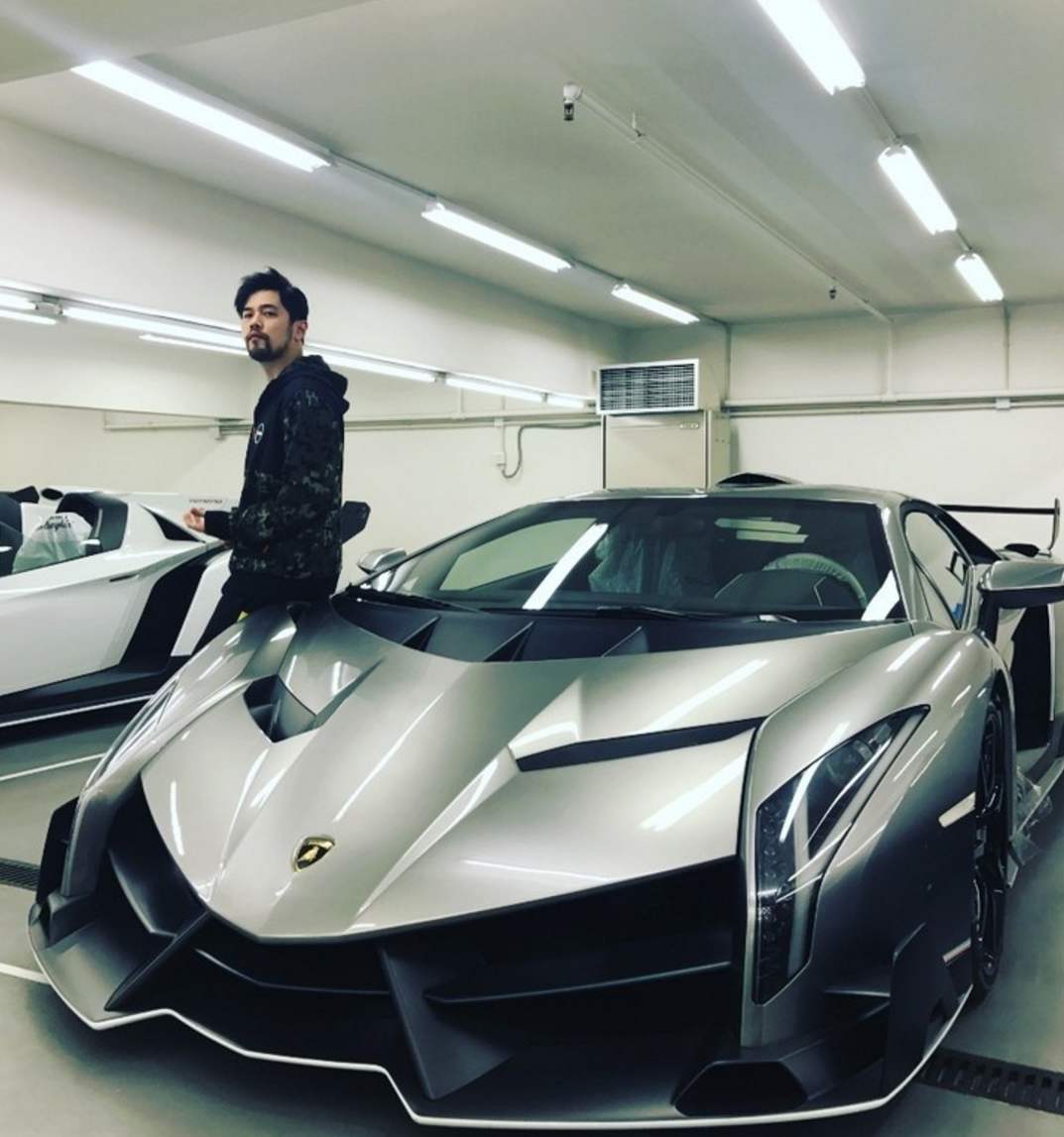 后来成为"天王"的周杰伦,何止摩托车,顶级跑车法拉利都买了好几辆.