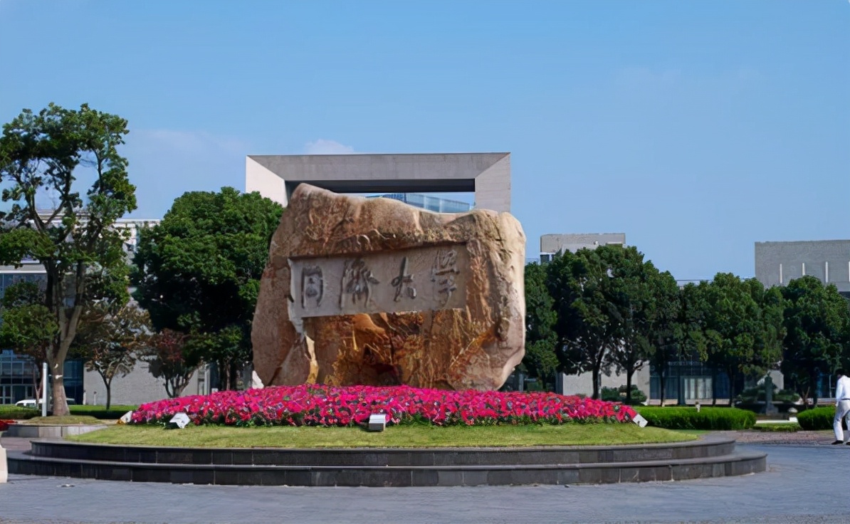 上海这4所大学应届毕业生，可直接落户本地，学生们却想法不一