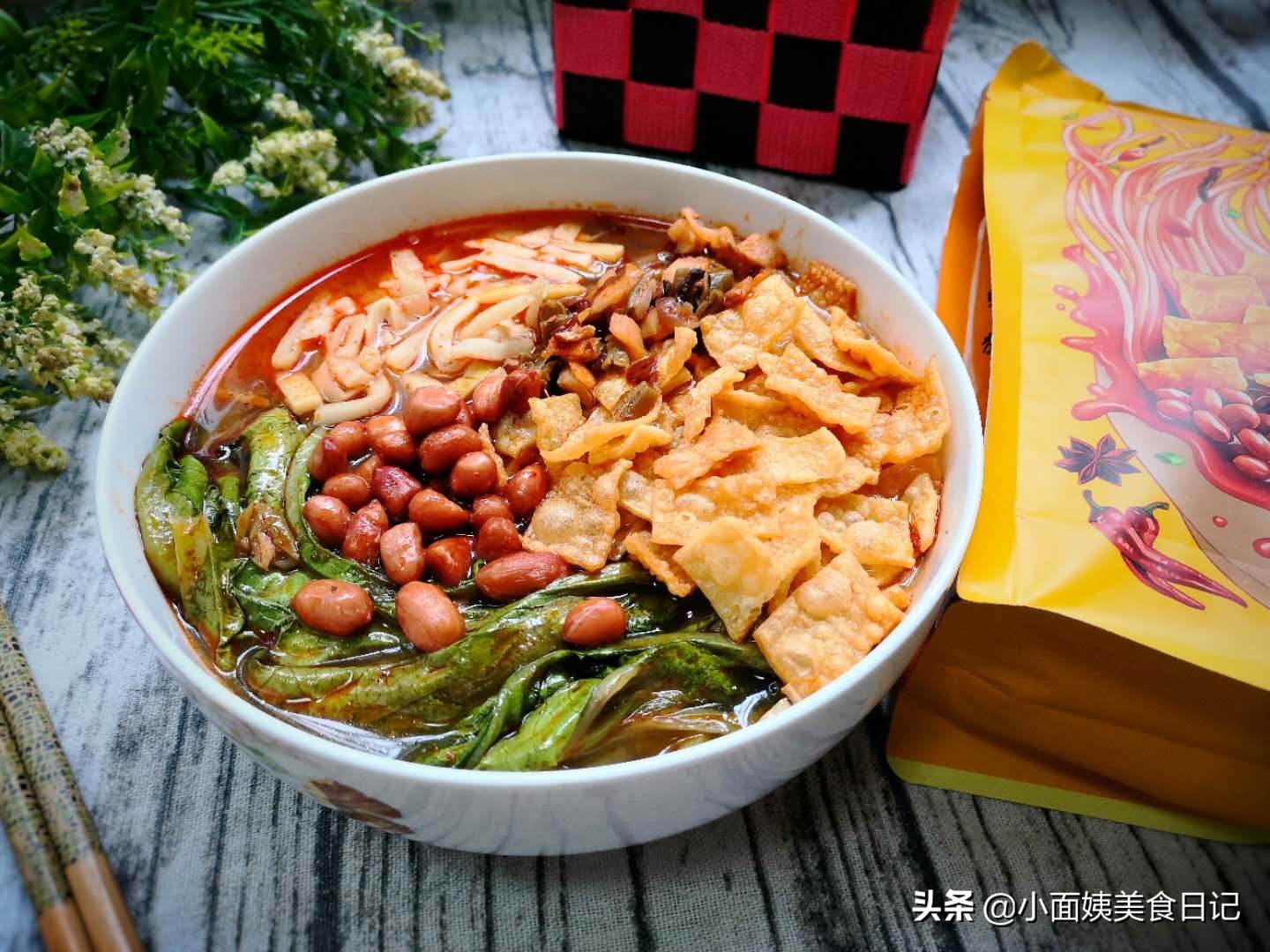 正宗柳州螺蛳粉，香辣酸爽又开胃，闻起来臭，吃起来可真香，过瘾