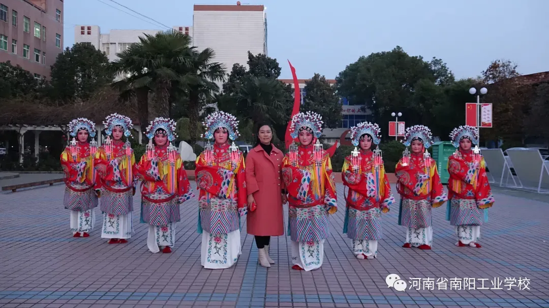 南阳工业学校，国家级重点中专招生，工业机器人，跨境电商专业
