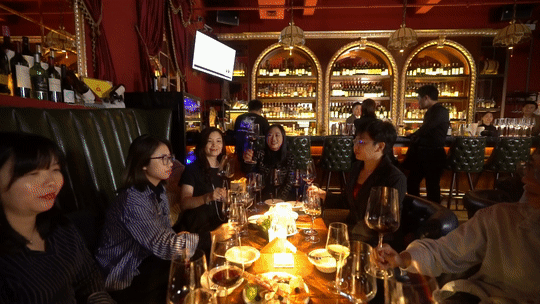 隐藏在小镇里的复古酒吧，穿越时空享受微醺